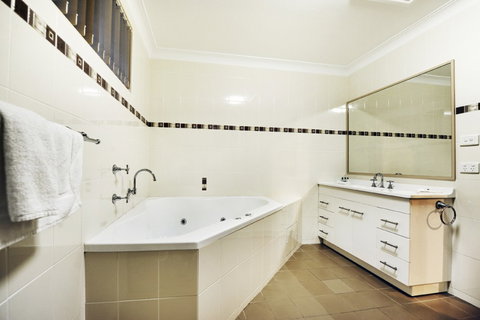 Absolute Beachfront Smugglers On The Beach - Geraldton Accommodation 4