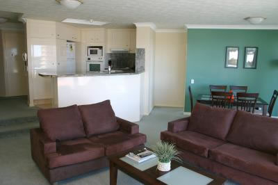 Surfers Mayfair - Geraldton Accommodation 6