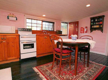 Hollyhock Cottage - Geraldton Accommodation 1