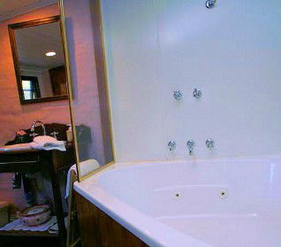 Hollyhock Cottage - Geraldton Accommodation 3