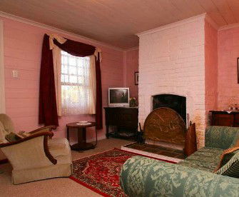 Hollyhock Cottage - Geraldton Accommodation 4