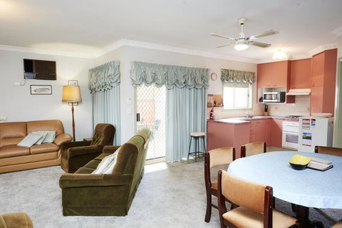 Bristol House Accommodation - Geraldton Accommodation 4