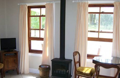 Hillcrest Cottage - Geraldton Accommodation 3