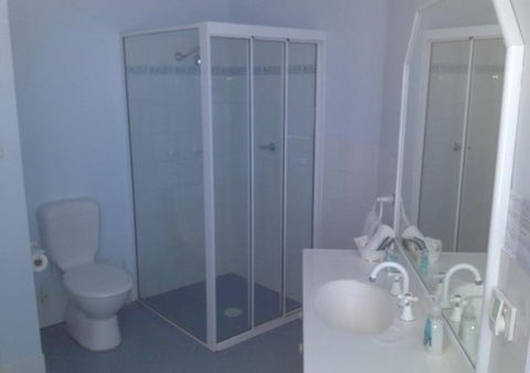 Breakers Apartments Mollymook - Geraldton Accommodation 4