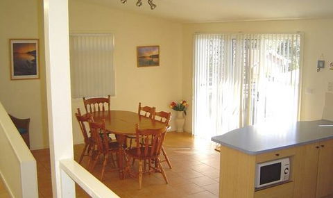 Breeze In Mollymook Beach - Geraldton Accommodation 1
