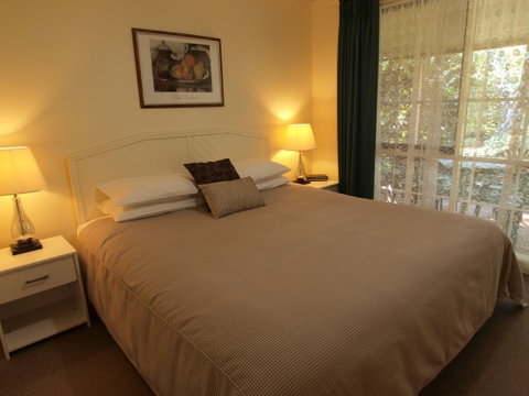 Bright Highland Valley Cottages - Geraldton Accommodation 2