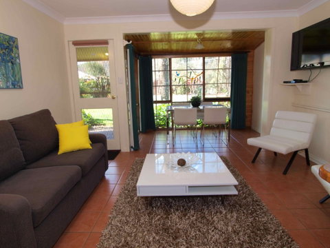 Bright Highland Valley Cottages - Geraldton Accommodation 4