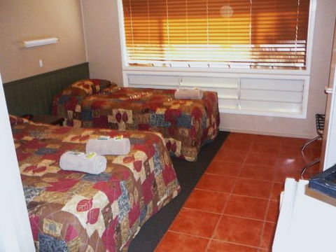 Barcaldine Motel & Villas - Geraldton Accommodation 4