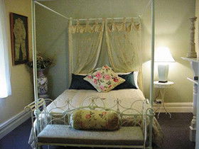 Stray Leaves - Geraldton Accommodation 0