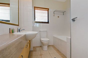 Santorini Twin Waters - Geraldton Accommodation 15