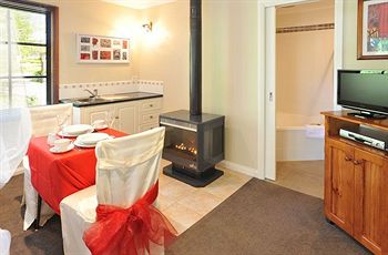 Holly Lodge - Geraldton Accommodation 12