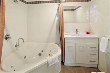 Holly Lodge - Geraldton Accommodation 13