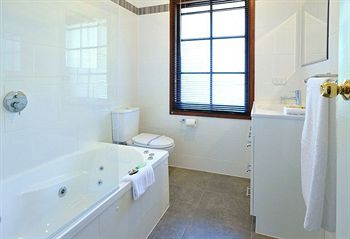 Holly Lodge - Geraldton Accommodation 24