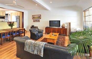 Holly Lodge - Geraldton Accommodation 28