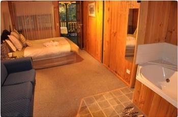 Peppertree Cottage - Geraldton Accommodation 4