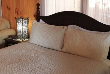 Peppertree Cottage - Geraldton Accommodation 13