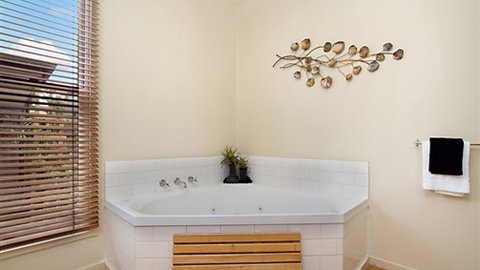 Lake Como Villa & Studio - Daylesford - Geraldton Accommodation 3