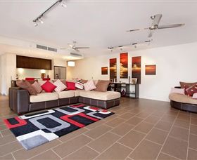 Absolute Waterfront Rainforest Apartment - Geraldton Accommodation 3