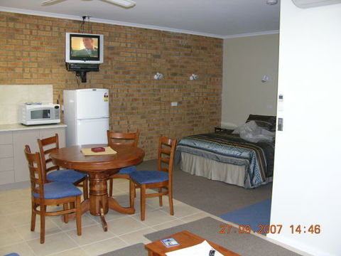 Myrtleford Masonic Units - Geraldton Accommodation 4