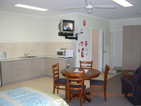 Myrtleford Masonic Units - Geraldton Accommodation 5