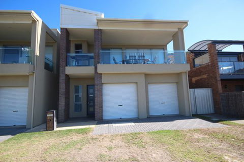 LJ Hooker Goolwa Holiday Rentals - 42 Underwood Avenue, Goolwa Beach - Geraldton Accommodation 3