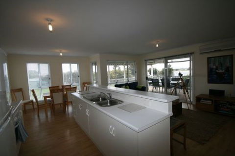 LJ Hooker Goolwa Holiday Rentals - 42 Underwood Avenue, Goolwa Beach - Geraldton Accommodation 5