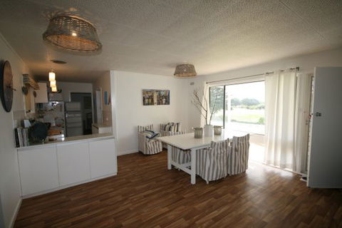 LJ Hooker Goolwa Holiday Rentals - 42 Underwood Avenue, Goolwa Beach - Geraldton Accommodation 8