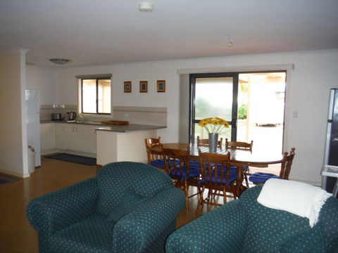Lawhill Lodge - Geraldton Accommodation 2
