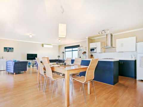 Century 21 SouthCoast: Whinnerah Sunsets - Geraldton Accommodation 2