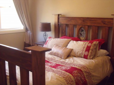 White Cedars Cottage - Geraldton Accommodation 2