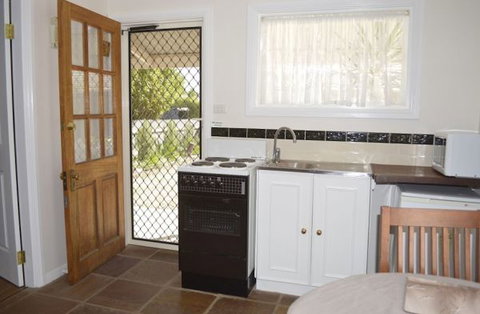 Almond Tree Cottage - Geraldton Accommodation 2