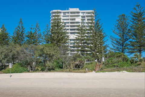 Cashelmara Burleigh Beachfront Apartments - Geraldton Accommodation 9