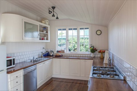 Flop House - Geraldton Accommodation 9