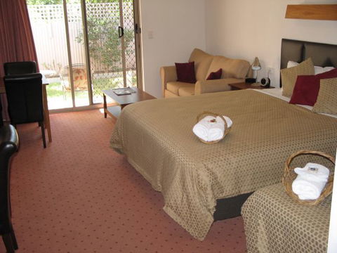 Golden Chain Wine Village Motor Inn - Geraldton Accommodation 1