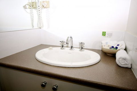 Golden Chain Wine Village Motor Inn - Geraldton Accommodation 7