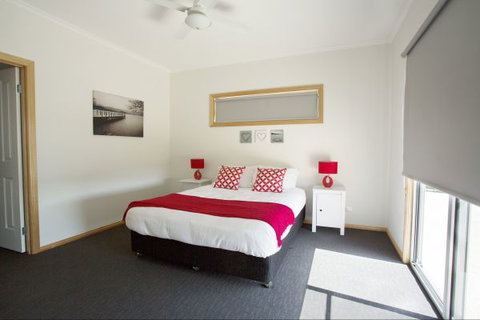 RED FIN Part Of BLUE FIN HOLIDAY HOMES - Geraldton Accommodation 3