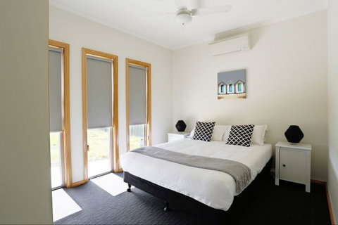 RED FIN Part Of BLUE FIN HOLIDAY HOMES - Geraldton Accommodation 4