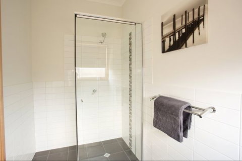 RED FIN Part Of BLUE FIN HOLIDAY HOMES - Geraldton Accommodation 7