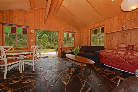 Saintys Creek Cottage - Geraldton Accommodation 3