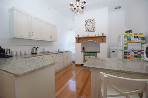 The Provincial Bed & Breakfast - Geraldton Accommodation 1