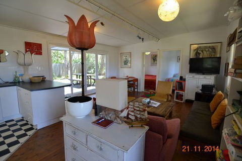 The Classic Beach House - Geraldton Accommodation 1