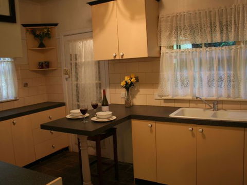 Tudor Cottages Mount Dandenong - Geraldton Accommodation 8