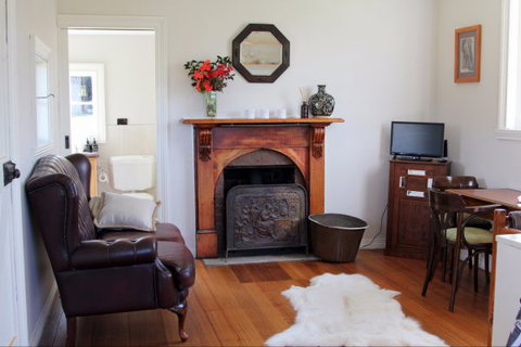 Wines For Joanie Cottage - Geraldton Accommodation 4