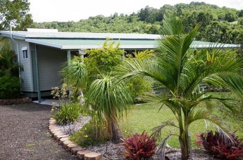 Halls Country Cottages - Geraldton Accommodation 0
