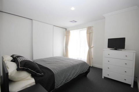 Oaklands Junction - Geraldton Accommodation 3