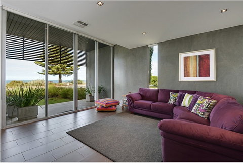 New York Loft Style Waterfront 3BR Holiday Home - Geraldton Accommodation 2