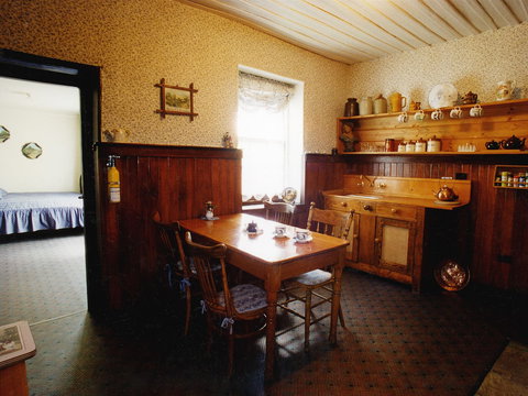 Hamilton's Cottage Collection And Country Gardens - Emmas Cottage - Geraldton Accommodation 2