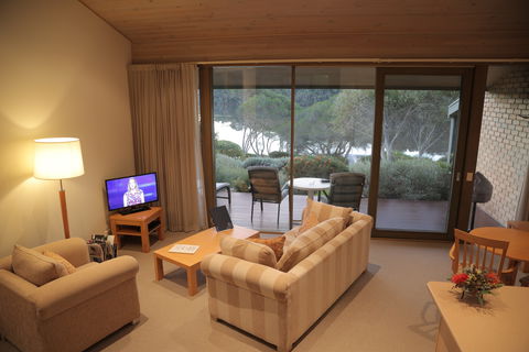 Gipsy Point Lakeside - Geraldton Accommodation 1