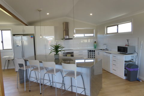 Cozzys Condo Luxury Beach House - Geraldton Accommodation 2