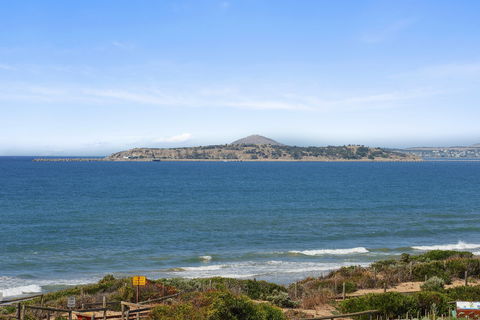Chiton On The Rocks - Breathtaking Panoramic Coastal Views - Geraldton Accommodation 1